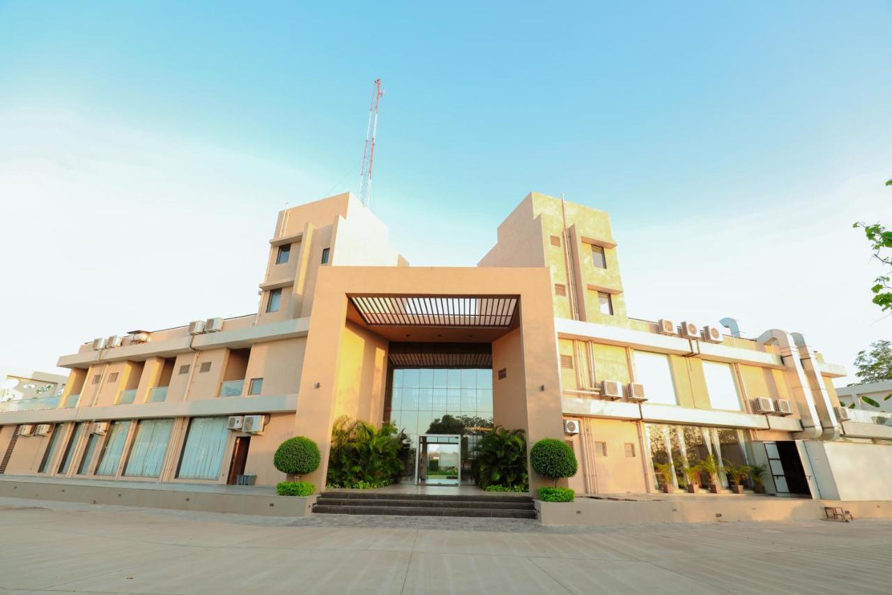 Отель Club Heaven Palanpur Экстерьер фото